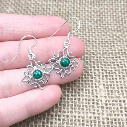 Pendientes Nudo de Bruja y Malaquita (Plata de Ley 925) - Amuleto de Protección y Transformación con Cierre Hippie (37 mm)