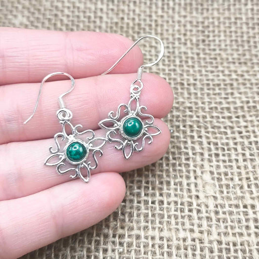 Pendientes Nudo de Bruja y Malaquita (Plata de Ley 925) - Amuleto de Protección y Transformación con Cierre Hippie (37 mm)