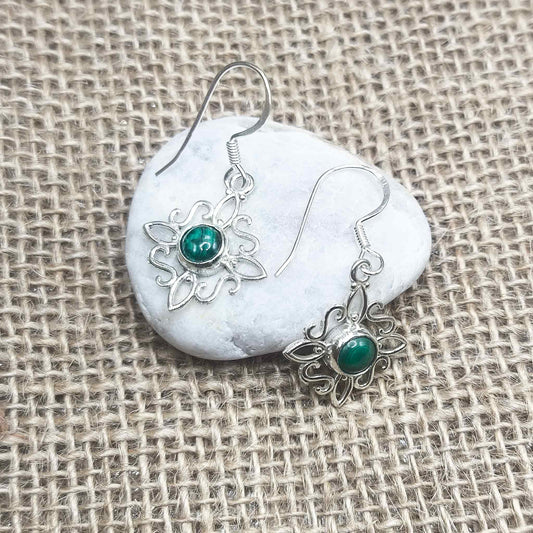 Pendientes Nudo de Bruja y Malaquita (Plata de Ley 925) - Amuleto de Protección y Transformación con Cierre Hippie (37 mm)