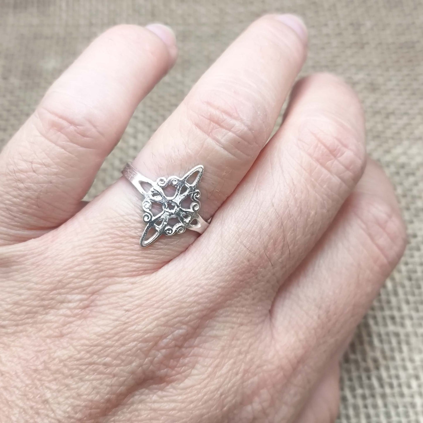 Anillo Nudo de Bruja Ajustable (Plata de Ley 925) - Amuleto de Protección Personal, Fuerza Celta y Magia