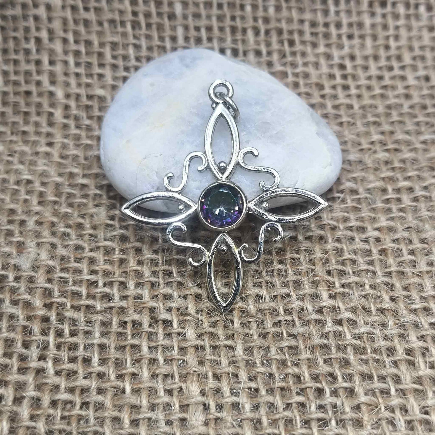 Colgante Nudo de Bruja MAXI (Plata de Ley 925) - Amuleto de Protección y Cuarzo Místico Tornasol (36.4 mm)