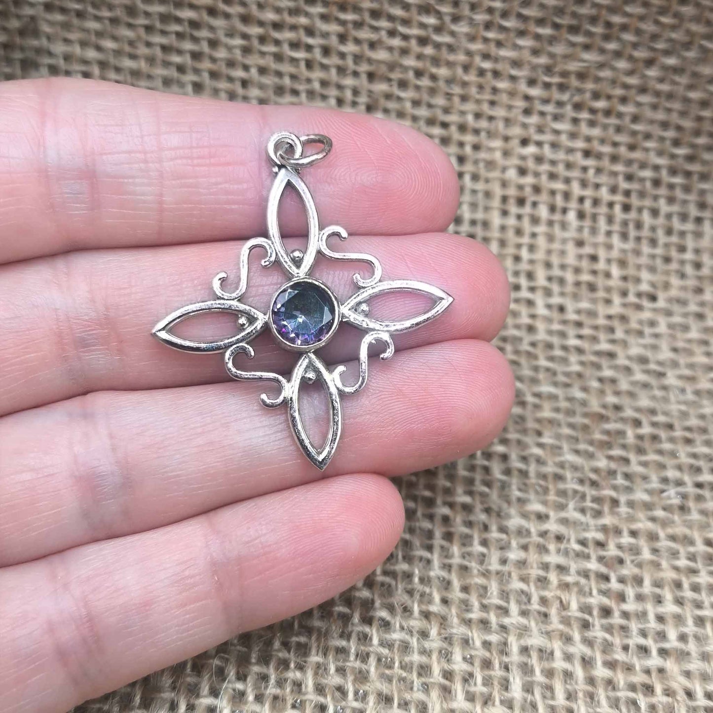 Colgante Nudo de Bruja MAXI (Plata de Ley 925) - Amuleto de Protección y Cuarzo Místico Tornasol (36.4 mm)