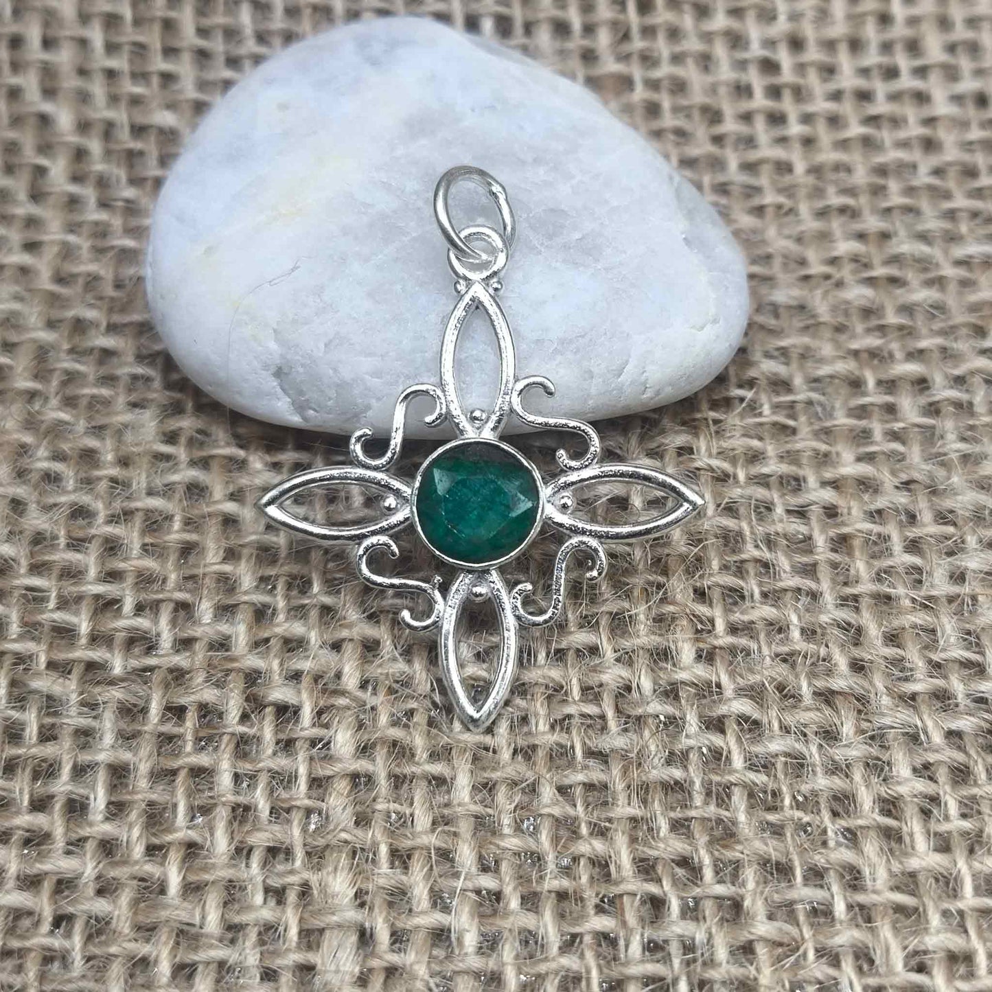 Colgante Nudo de Bruja MAXI (Plata de Ley 925) - Amuleto Celta de Protección con Gema Central Verde (31.4 mm)
