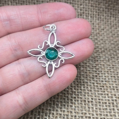 Colgante Nudo de Bruja MAXI (Plata de Ley 925) - Amuleto Celta de Protección con Gema Central Verde (31.4 mm)