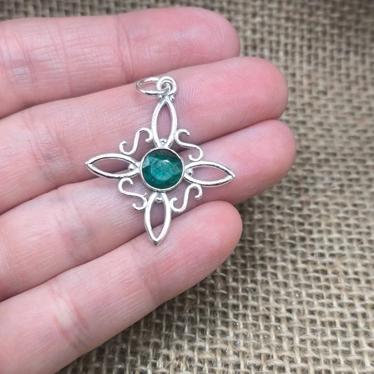 Colgante Nudo de Bruja MAXI (Plata de Ley 925) - Amuleto Celta de Protección con Gema Central Verde (31.4 mm)