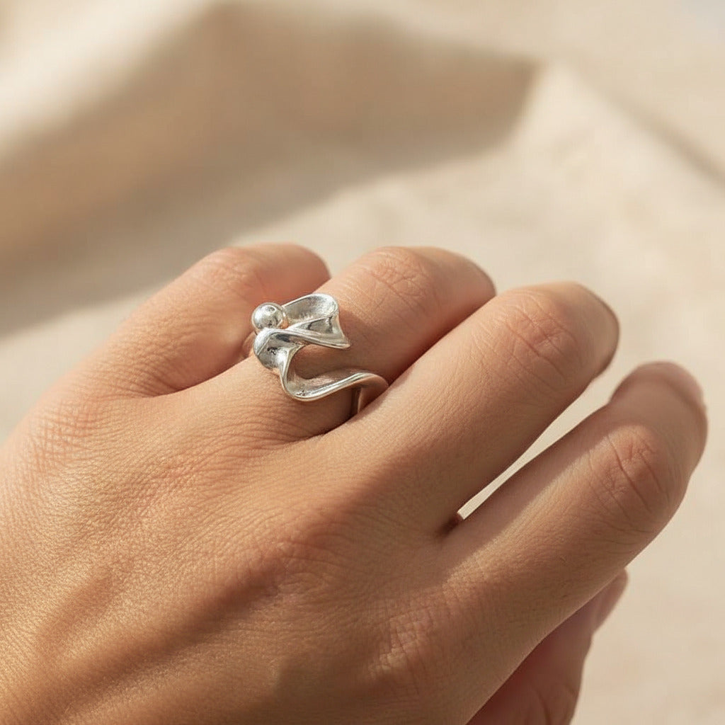 Anillo Ondulado de Plata de Ley 925 con Diseño Fluido - Regalo Exclusivo para Mujer