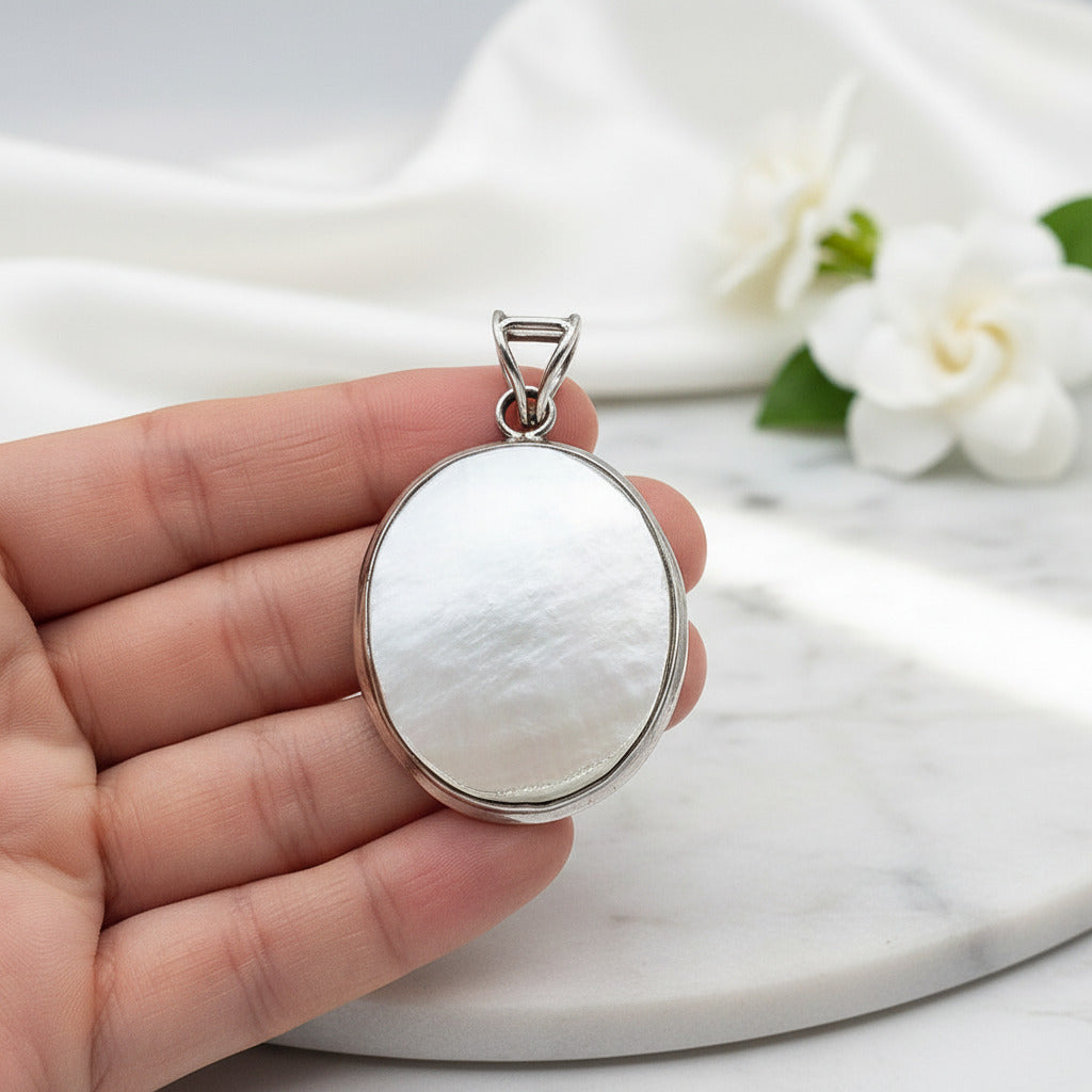 Colgante de Nácar Natural en Plata de Ley 925 Ovalado - Amuleto de Protección y Conexión Lunar para Regalo