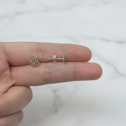 Pendientes de Rombo en Plata de Ley 925 y Cristal Dorado - Joya de Botón Geométrica para Regalo Elegante