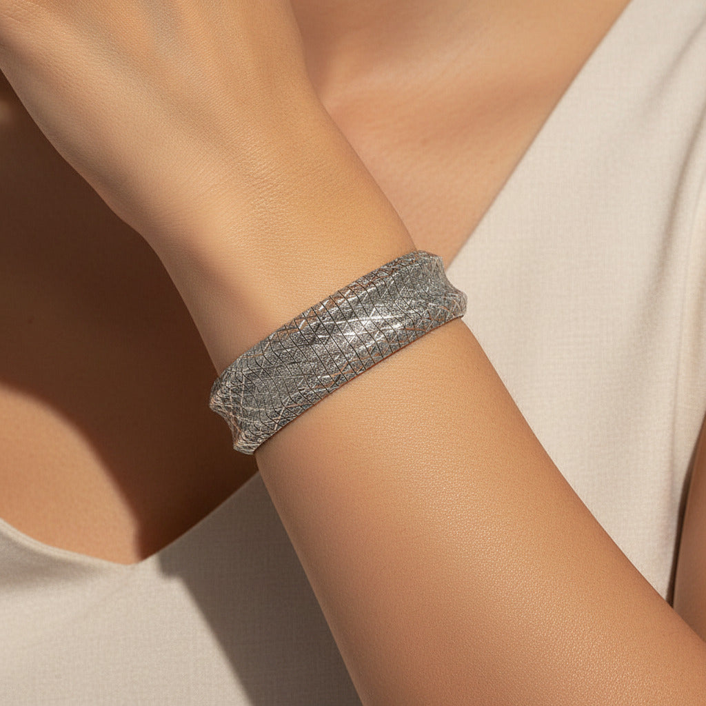 Pulsera Ancha Continua de Plata de Ley 925 con Relieve Geométrico - Joyería Fina Elegante para Regalo