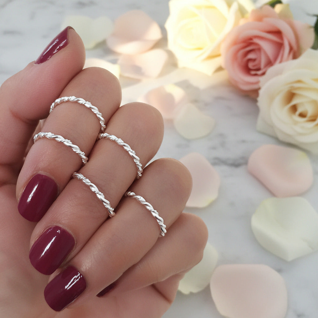 Sortija de Hilo Reliado en Plata de Ley 925 Retorcida - Anillo Fino de Diseño Cordón para Regalo Atemporal