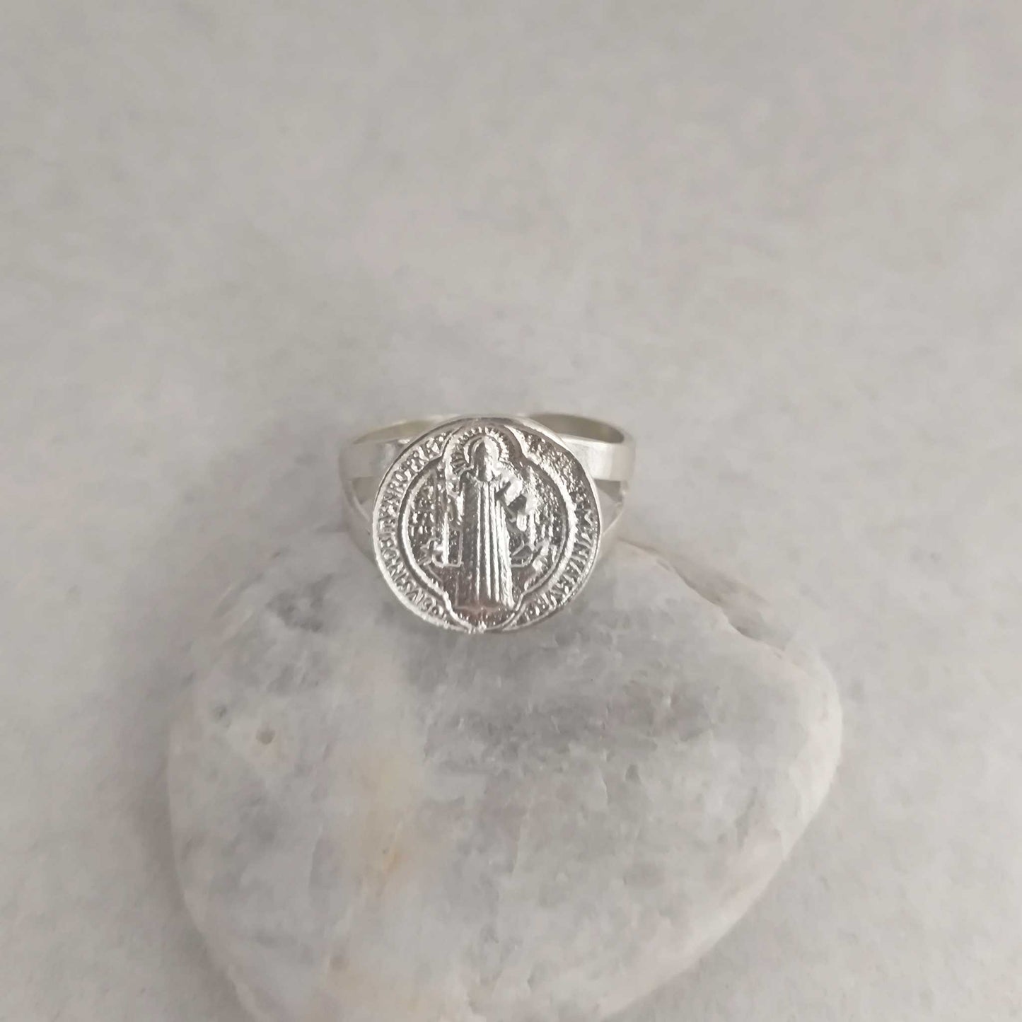 Anillo Ajustable de Plata 925 con Medalla de San Benito