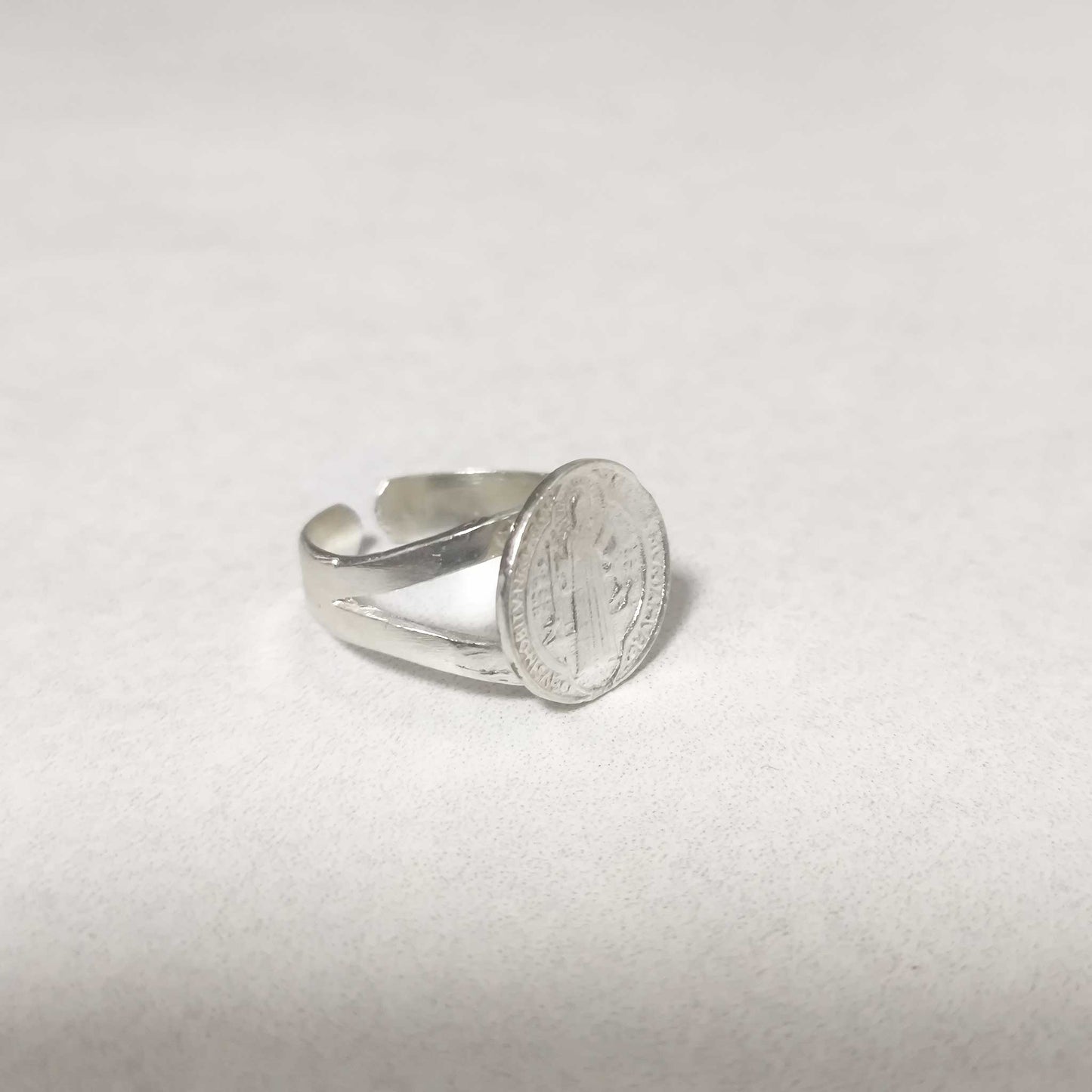 Anillo Ajustable de Plata 925 con Medalla de San Benito