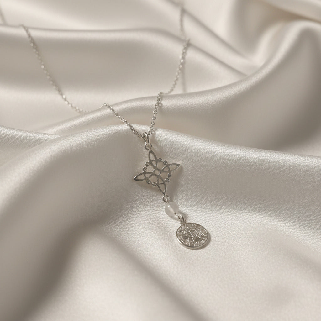 Colgante Triple "Amparo y Visión" – Nudo de Bruja, Cuarzo Transparente y Tetragramatón en Plata de Ley 925